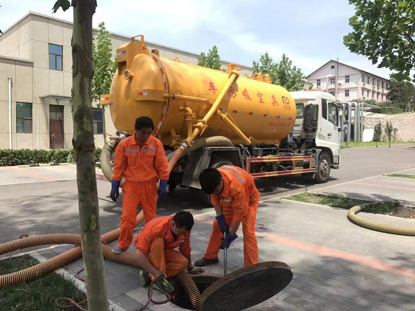 牡丹江管道疏通车停在窨井附近