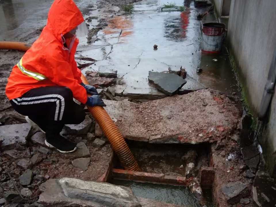 牡丹江专业清理污水池 炜誉市政以规范流程守护城市 “肠道”